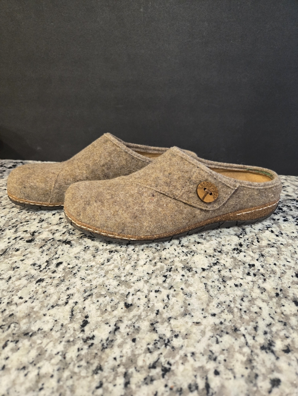 Earth Wool Slip-On Clogs in Heathered Brown Size 9 - Picture 2 of 11